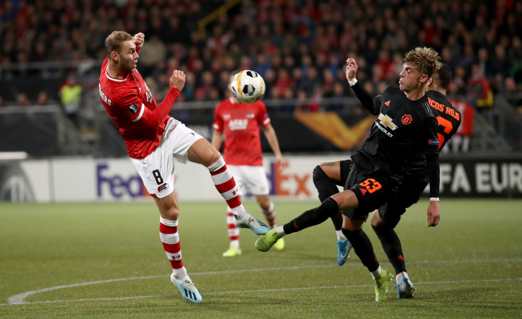 THE HAGUE, NETHERLANDS - OCTOBER 03: Brandon Williams of Manchester United battles for possession with Teun Koopmeiners of AZ Alkmaar during the UEFA Europa League group L match between AZ Alkmaar and Manchester United at ADO Den Haag on October 03, 2019 in The Hague, Netherlands. 