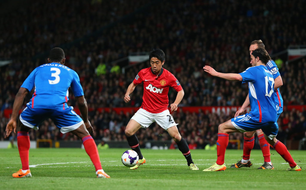 Shinji Kagawa of Manchester United competes with Maynor Figueroa and George Boyd of Hull City during the Barclays Premier League match between Manc...