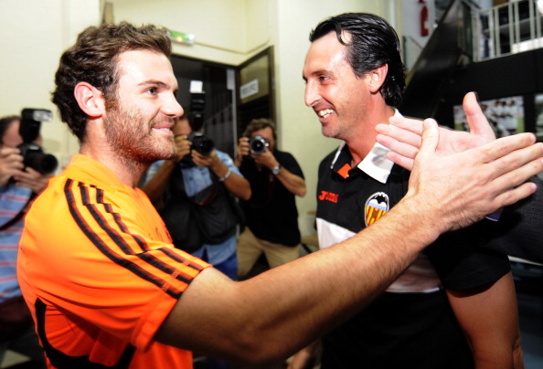 Valencia's coach Unai Emery (R) greets C