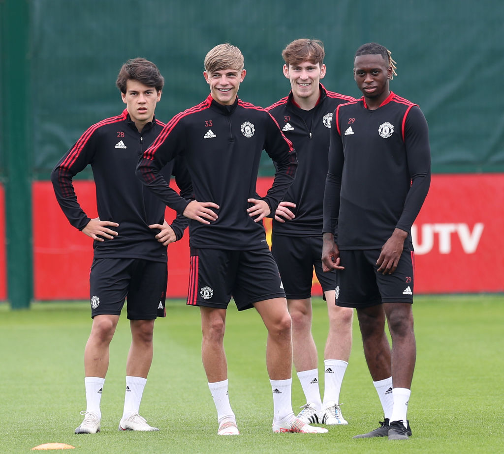 Manchester United release more training pictures with more stars back