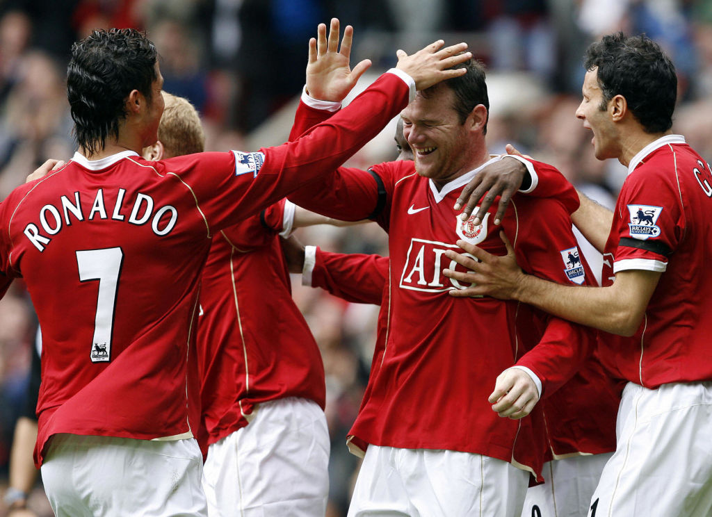 Manchester United's Wayne Rooney (C) get