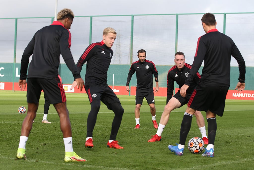 Manchester United youngsters join first team training session