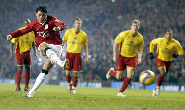 Manchester United's Cristiano Ronaldo (L