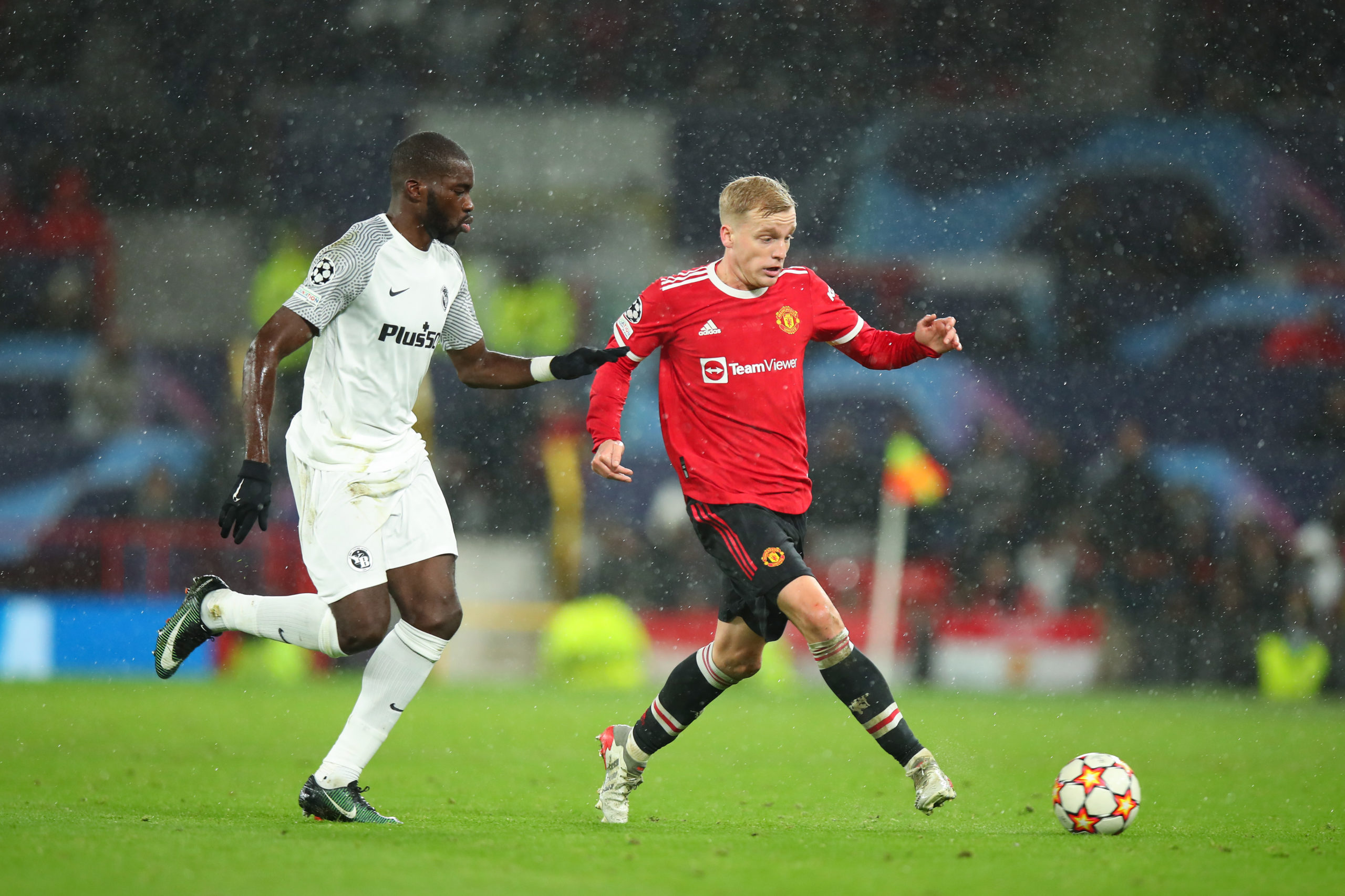 Ferdinand praises how van de Beek is conducting himself at United