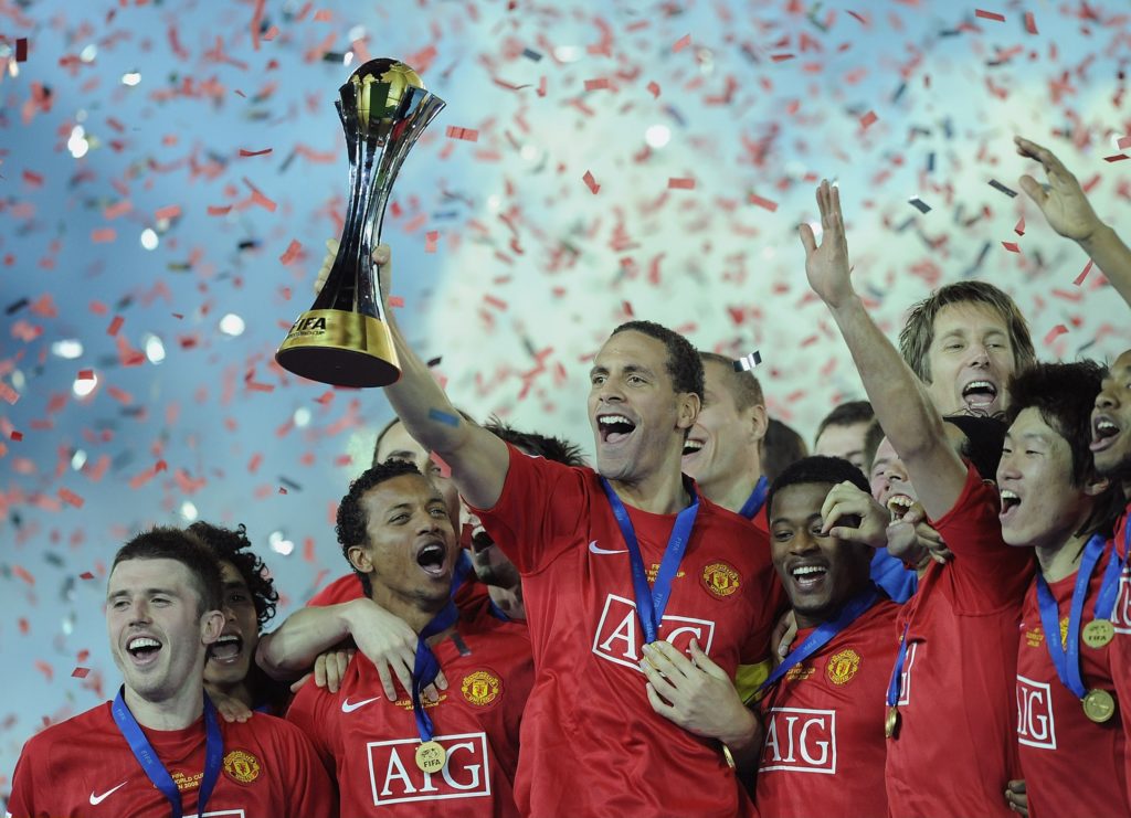 Yokohama: FIFA Klub-WM Japan 2008 - Finale, Liga de Quito - Manchester United 0:1 - Siegerehrung fuer United: Manchesters Kapitaen Rio Ferdinand praesentiert den Pokal
