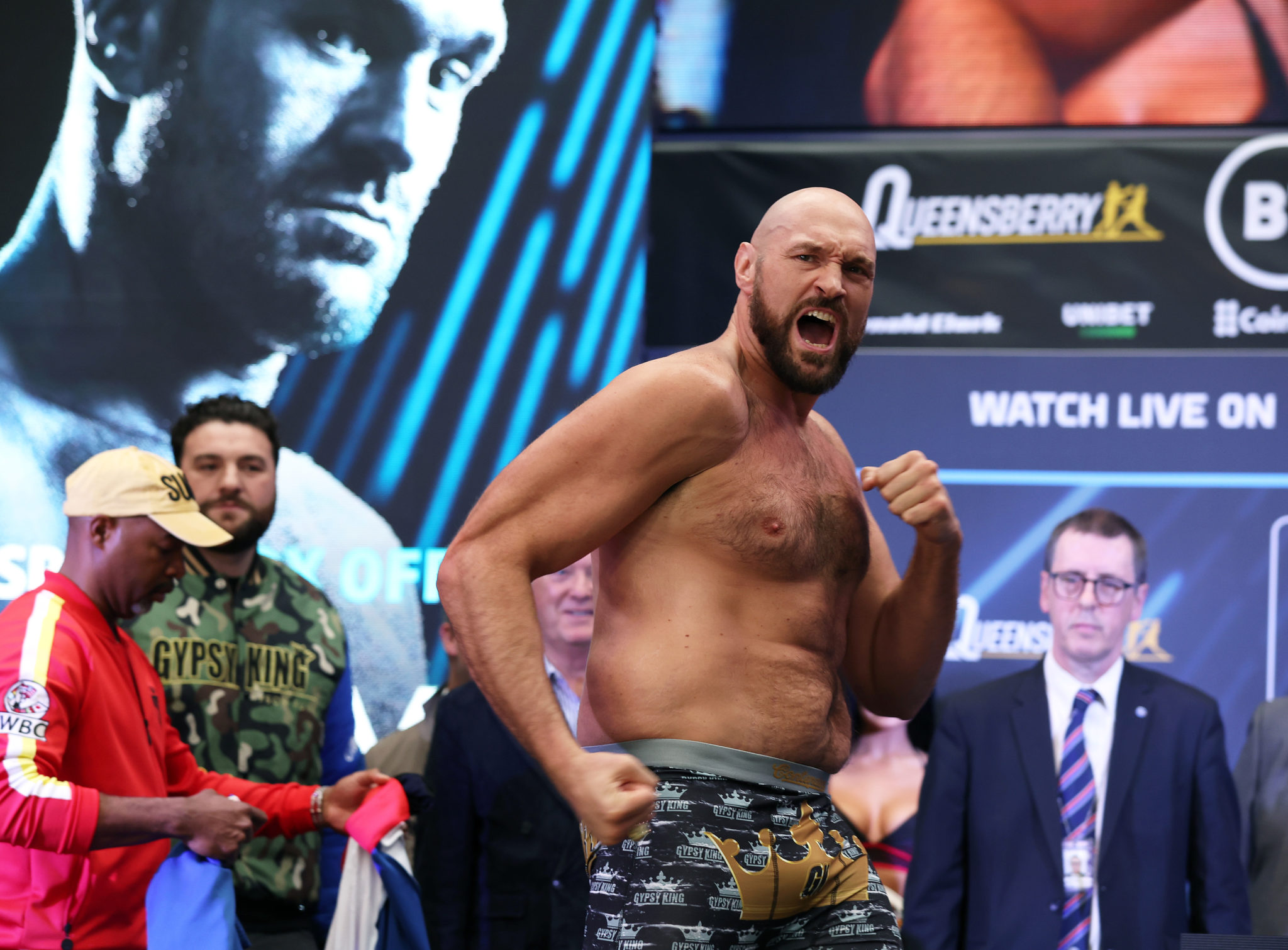 Усик против тайсона фьюри прямой эфир. Tyson Fury. Tyson Fury взвешивание. Tyson Fury Dillian Whyte. Тайсон Фьюри фото.