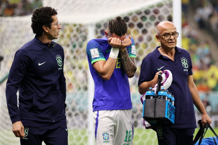 Roberto Carlos sends message to Alex Telles after suffering World Cup ending injury