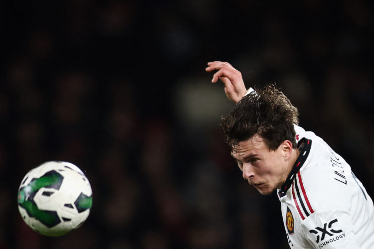 Lisandro Martinez and Bruno Fernandes react to Victor Lindelof's performance