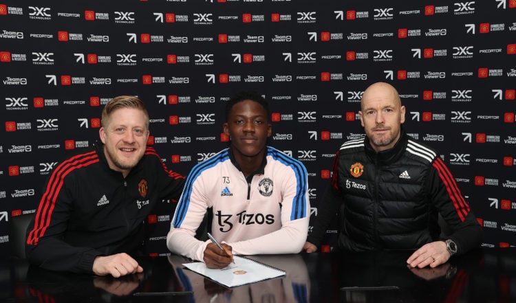 Manchester United agree new contract with Kobbie Mainoo