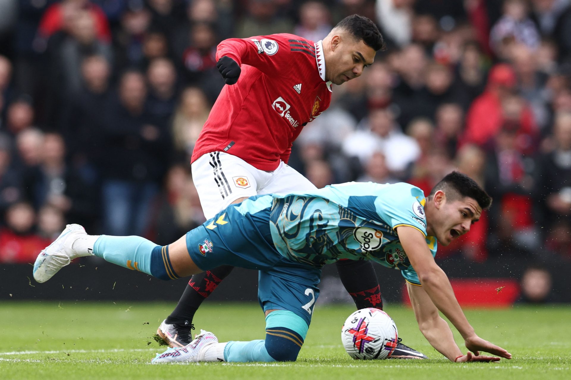 Opponent asked to swap Casemiro's shirt during Manchester United game