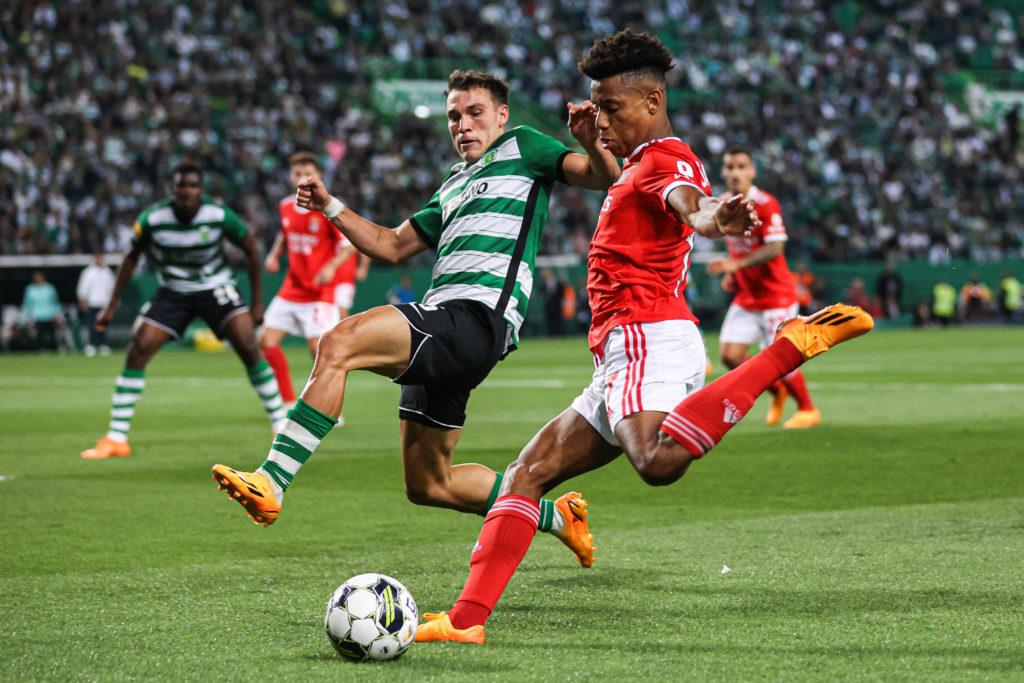David Neres of SL Benfica (R) with Manuel Ugarte of Sporting