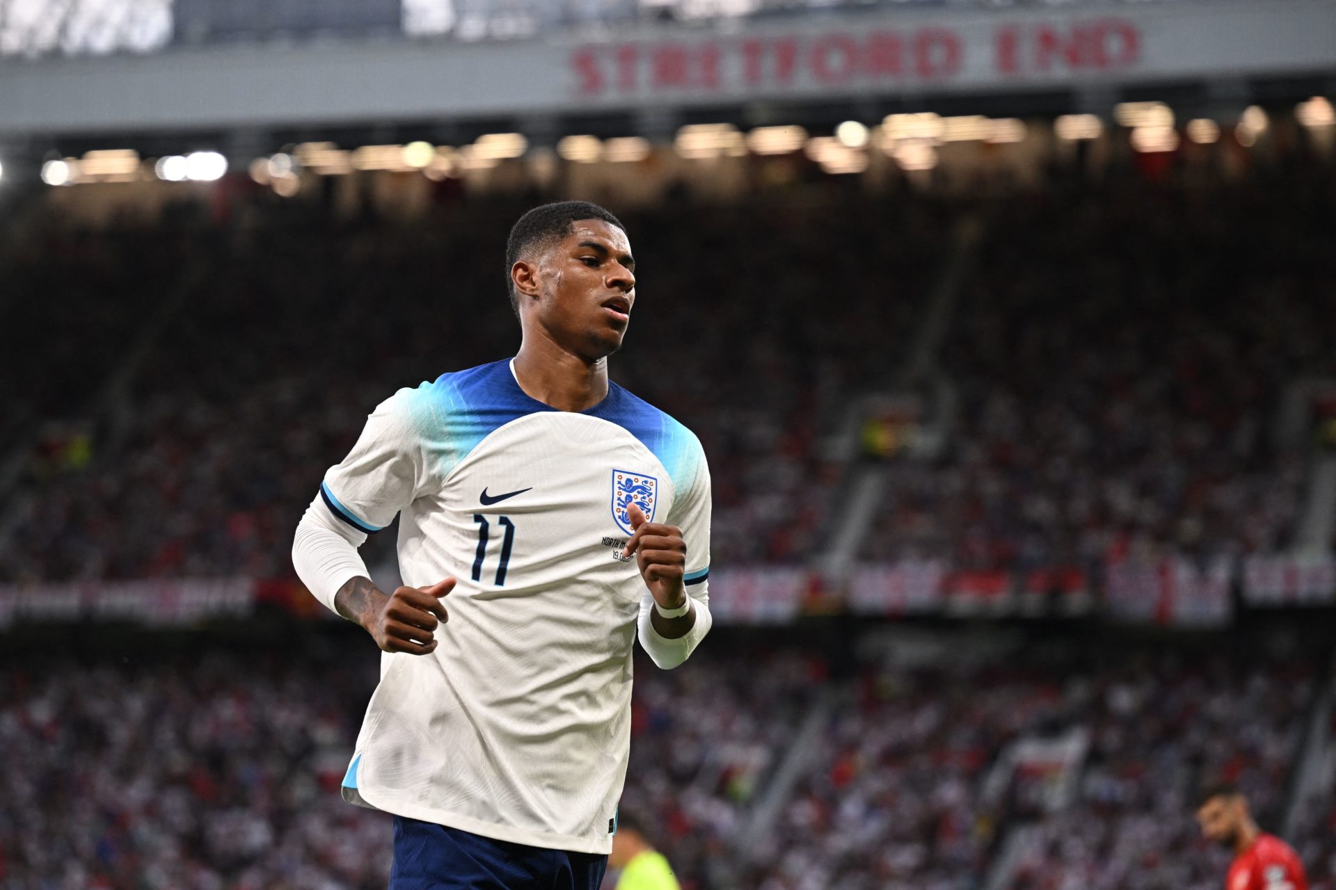 Rashford receives signed shirt from Manchester United legend Beckham