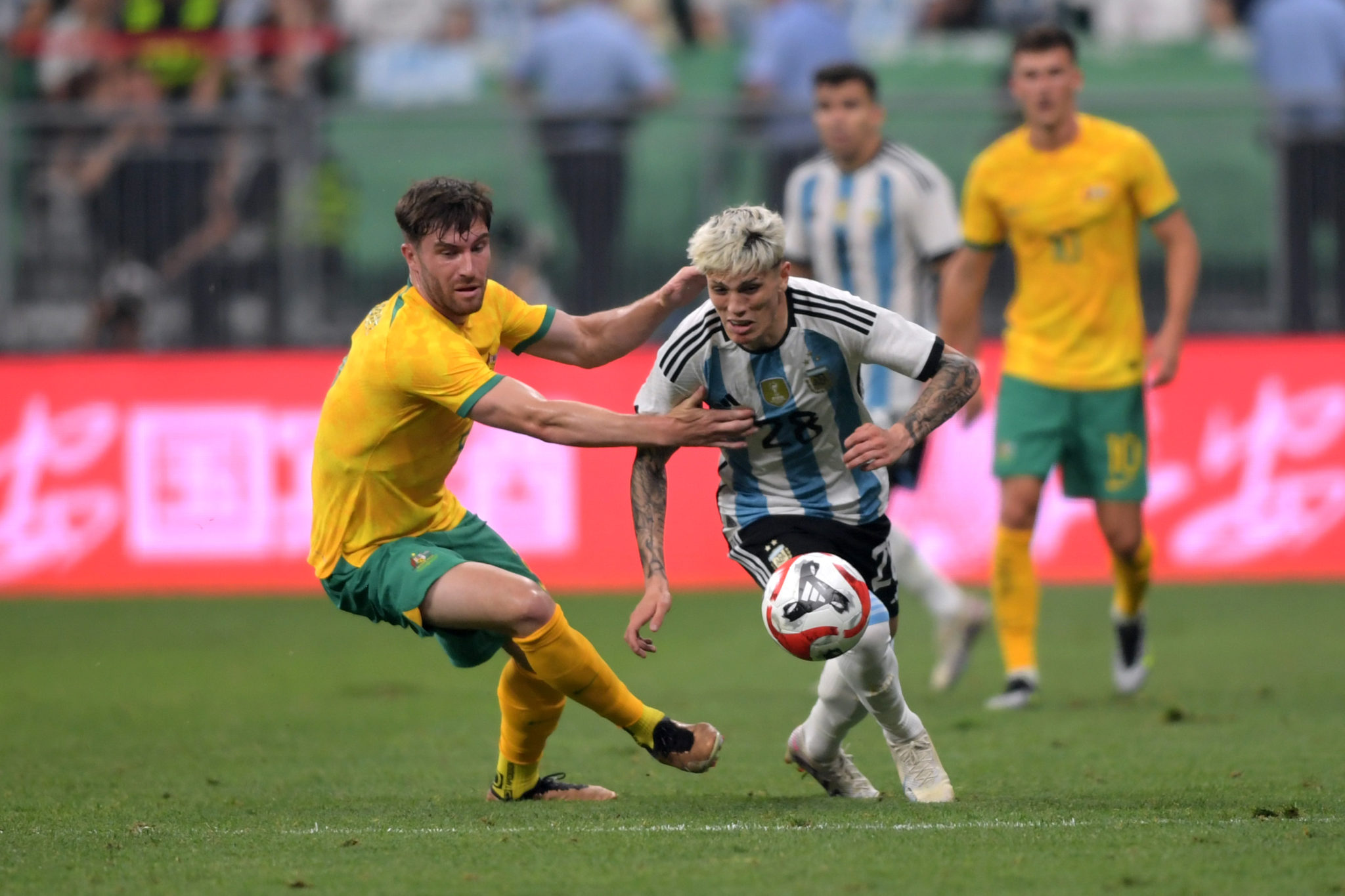  Alejandro Garnacho of Argentina controls the ball during the 2022 FIFA World Cup Round of 16 match between Australia and Argentina.