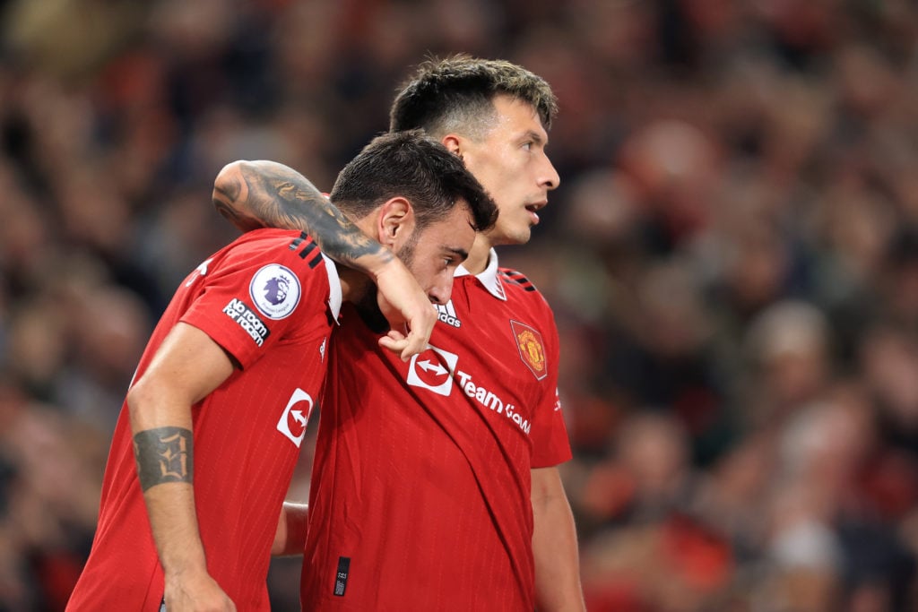 Bruno Fernandes comemora com Lisandro Martinez após marcar na partida da Premier League entre Manchester United e Tottenham Hotspur, em Old Trafford, no dia 19 de outubro de 2022, em Manchester, Reino Unido.