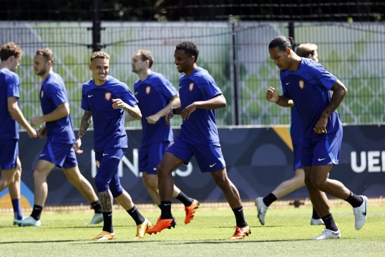 ZEIST - (lr) Noa Lang, Jurrien Timber, Virgil van Dijk during a training session of the Dutch national team at the KNVB Campus on June 17, 2023 in ...