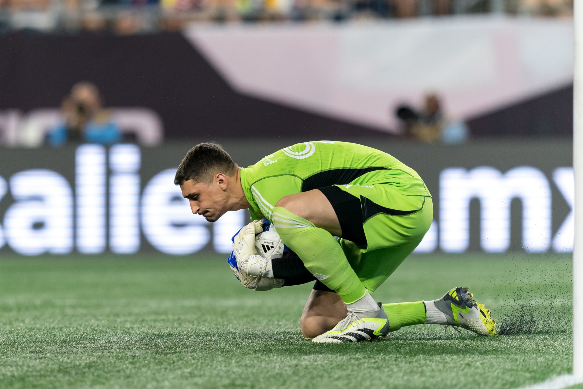 Revolution goalkeeper leaving for Chelsea after transfer agreement (report)  