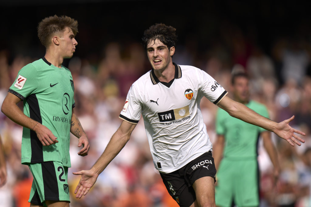 Valencia CF's Javi Guerra celebrates after scoring his team's third goal during the LaLiga EA Sports match between Valencia CF and Atletico Madrid...