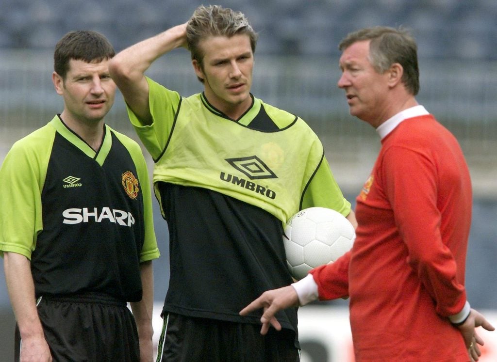 Manchester United's manager Alex Ferguson (R) talks to midfielder David Beckham (C) and defender Denis Irwin during the team's practice 25 May 1999...