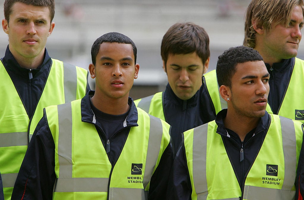 England national soccer team players Michael Carrick, (L) Theo Walcott, (2nd L) Aaron Lennon (2nd R) and keeper Robert Green pose during a visit to...