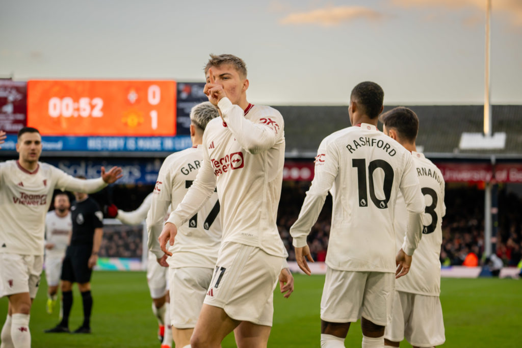 Luton Town v Manchester United - Premier League