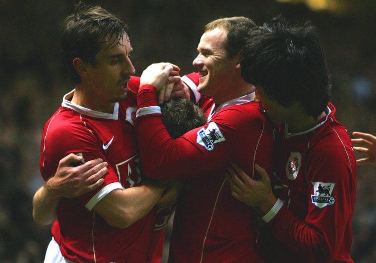 Manchester United defender Gary Neville (L), with his team-mates forward Wayne Rooney (2R) and  South Korean forward Ji-Sung Park (R) congratulate ...