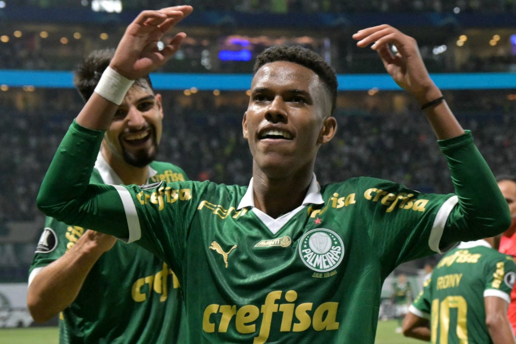 L'attaquant de Palmeiras, Estevao Willian, célèbre après avoir marqué un but lors du match aller de la phase de groupes de la Copa Libertadores entre le Brésil...