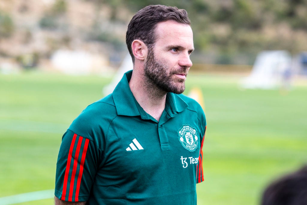 O ex-jogador do Manchester United e do Chelsea Juan Mata e Tab Ramos visitam a Academia Judaica de San Diego em San Diego em 2024 em San Diego, Califórnia.