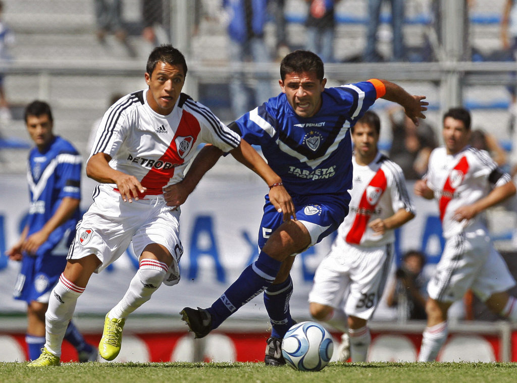 River Plate's Alexis Sanchez (L) vies fo