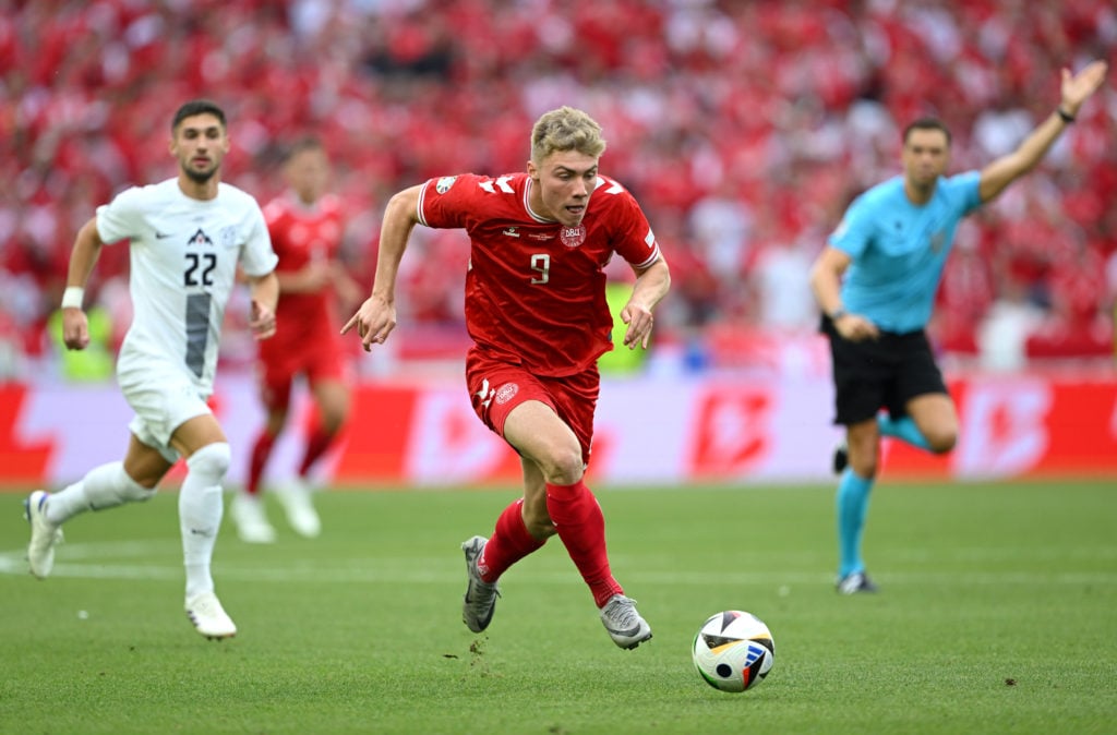 Rasmus Hojlund de Dinamarca corre con el balón durante el partido de la fase de grupos de la UEFA EURO 2024 entre Eslovenia y Dinamarca en el Stuttgart Arena el 16 de junio...