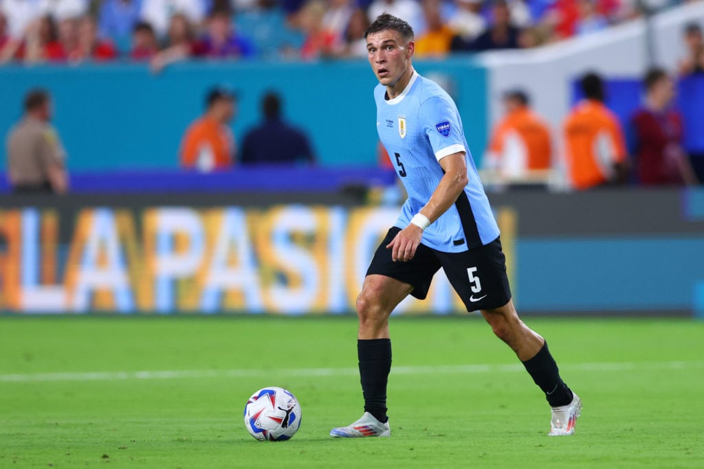 Manuel Ugarte of Uruguay controls the ball during the CONMEBOL Copa America 2024 Group C match between Uruguay and Panama at Hard Rock Stadium on J...
