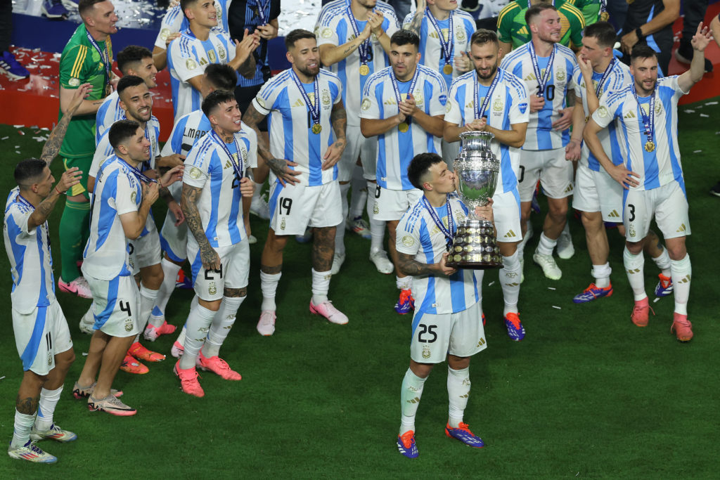 Lisandro Martinez d'Argentine célèbre avec le trophée après la victoire de l'équipe lors du match final de la CONMEBOL Copa America 2024 entre l'Argent...