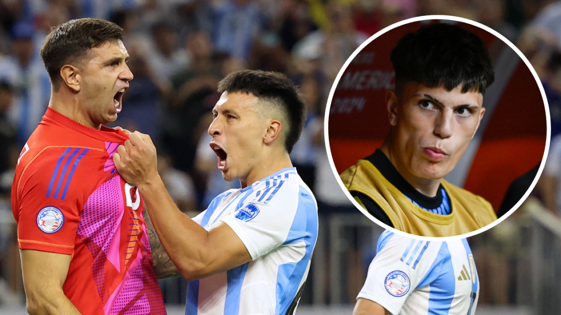 Argentina's goalkeeper #23 Emiliano Martinez (L) celebrates with Argentina's defender #25 Lisandro Martinez (C) after Ecuador's forward #13 Enner V...