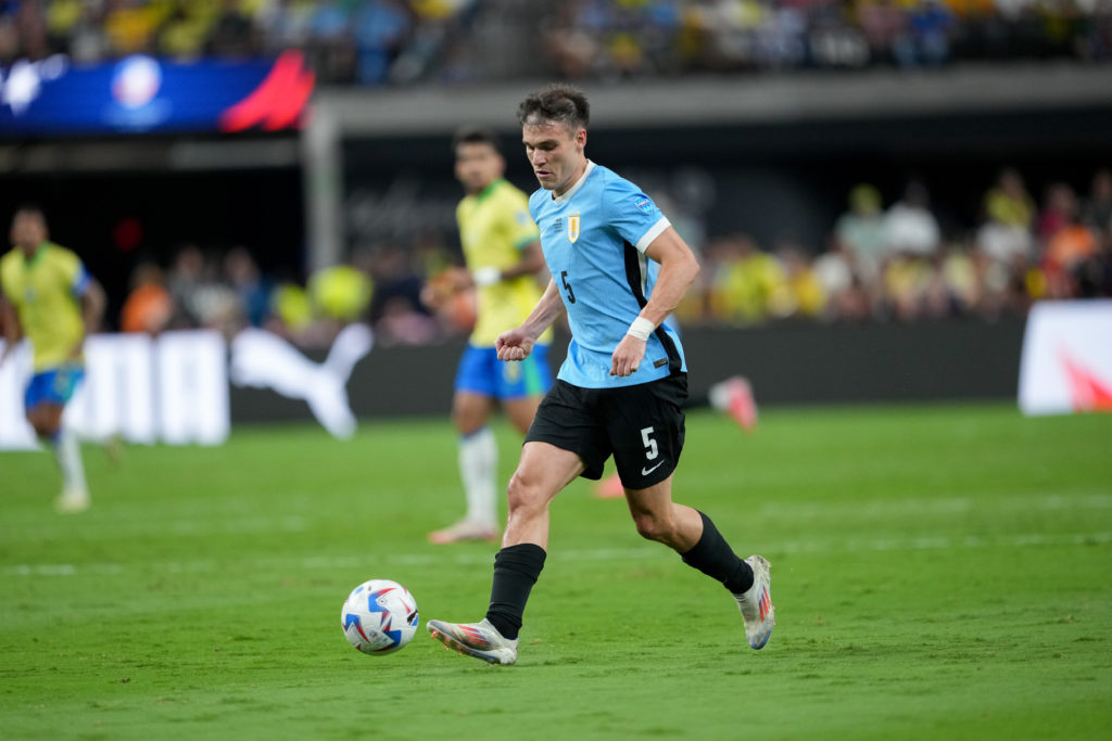 Manuel Ugarte #5 de l'Uruguay dribble avec le ballon lors d'un match de quart de finale de la Copa America 2024 entre le Brésil et l'Uruguay au stade Allegiant o...