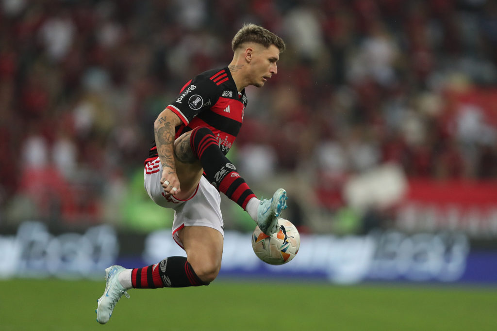 Guillermo Varela of Flamengo controls the ball during the Copa CONMEBOL Libertadores match between Flamengo and Bolivar at Maracana Stadium on Augu...