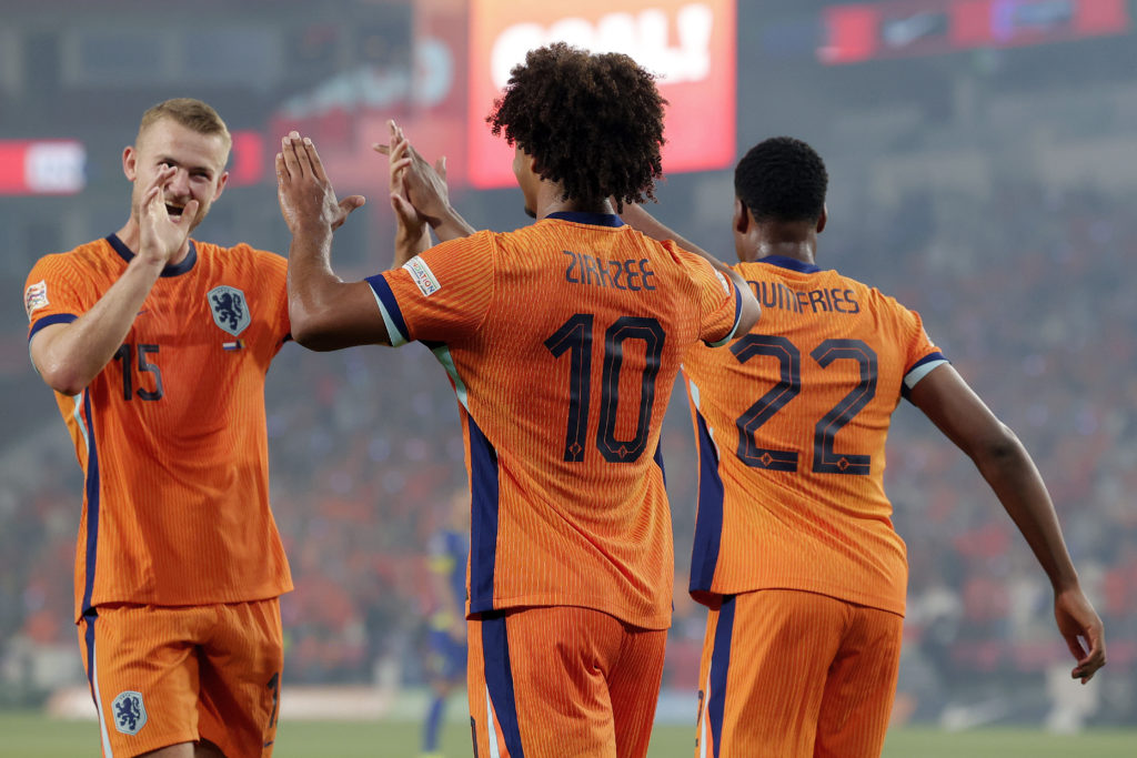 Joshua Zirkzee des Pays-Bas célèbre 1-0 avec Matthijs de Ligt des Pays-Bas, Denzel Dumfries des Pays-Bas lors du match de la Ligue des Nations de l'UEFA entre...