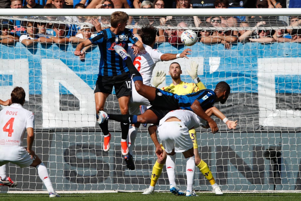 Charles De Ketelaere of Atalanta scores with a header past Fiorentina's goalkeeper David De Gea during the Serie A match between Atalanta and Fiore...