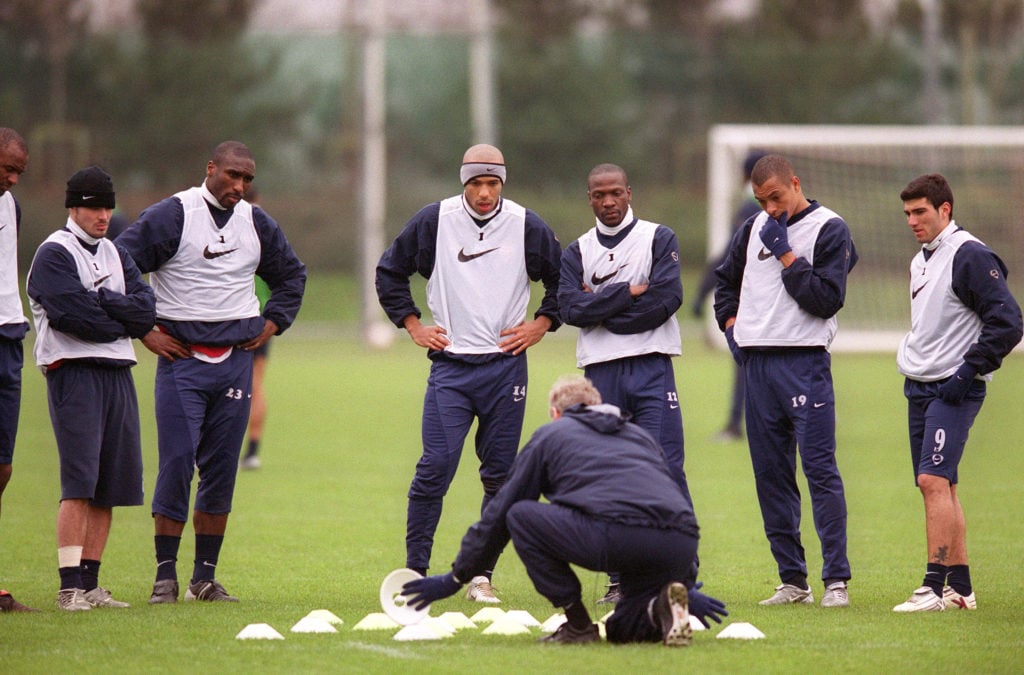 Arsene Wenger the Arsenal Manager gives instructions to (L-R) Freddie Ljungberg, Sol Campbell, Thierry Henry, Lauren, Gilbero and Jose Antonio Reye...