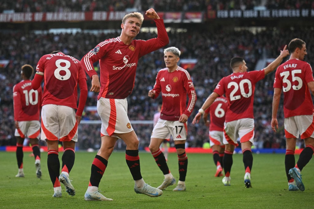 Manchester United's Danish striker #09 Rasmus Hojlund celebrates scoring his team's second goal during the English Premier League football match be...