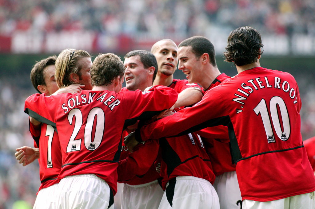 Gary Neville, David Beckham, Ole Gunnar Solskjaer, Roy Keane, Rio Ferdinand, John O'Shea e Ruud van Nistelrooy comemoram o gol de Ryan Giggs durante a partida FA Barclaycard Premiership entre Manchester United x Liverpool em Old Trafford em 5 de abril de 2003 em Manchester, Inglaterra.
