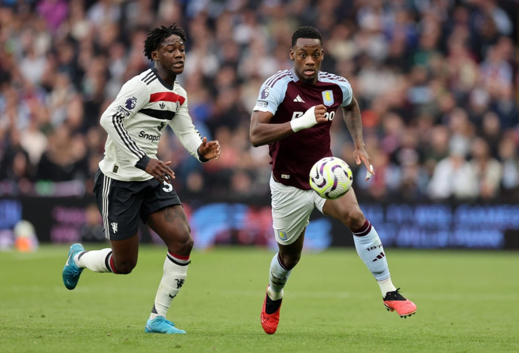 Jhon Duran d'Aston Villa et Kobbie Mainoo de Manchester United lors du match de Premier League entre Aston Villa FC et Manchester United FC et...