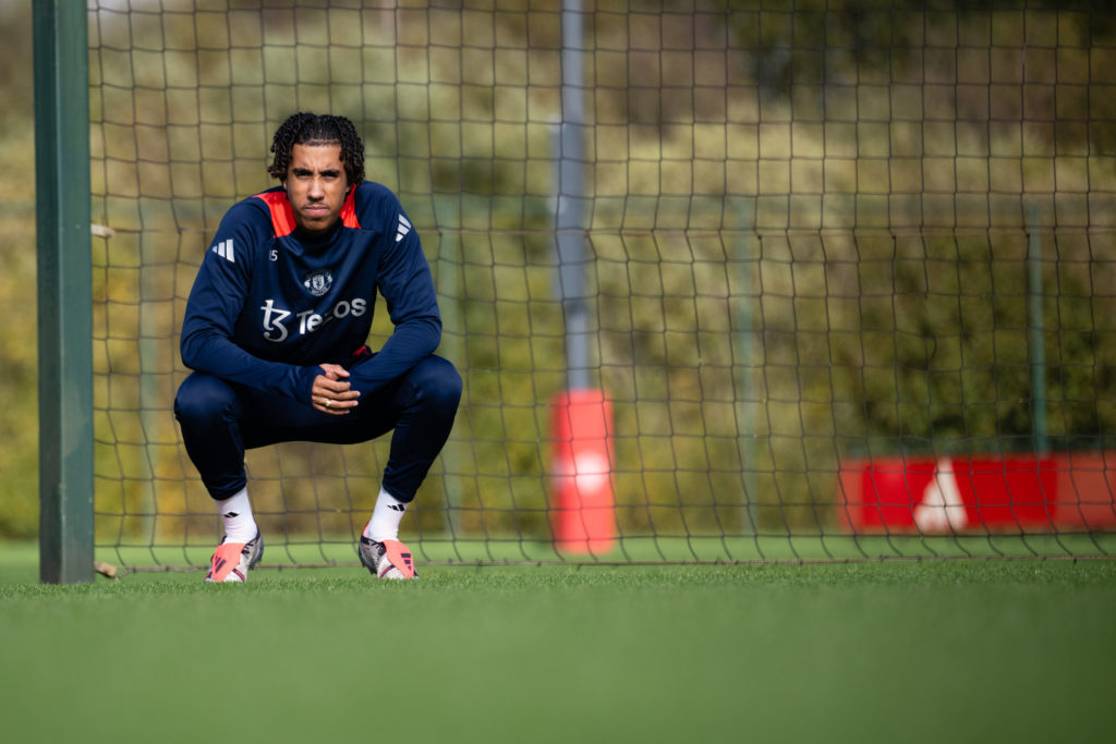 Leny Yoro Trains at Manchester United as he Continues his Rehabilitation