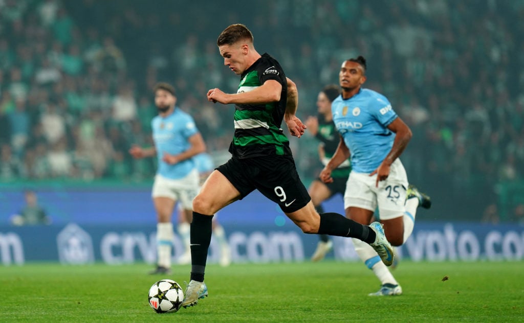Viktor Gyokeres running with the ball against Manchester City.