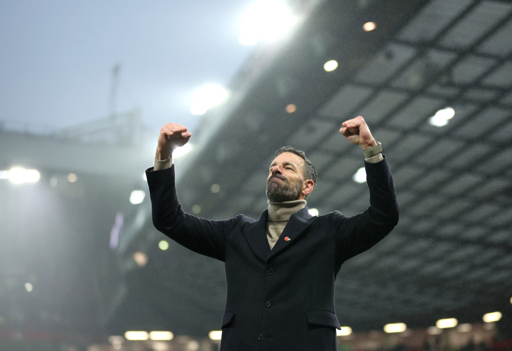 Ruud van Nistelrooy, entraîneur-chef par intérim de Manchester United, célèbre après la victoire de l'équipe lors du match de Premier League entre Manchester United...