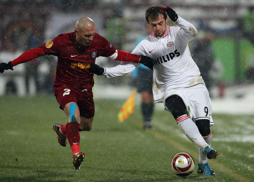 Danko Lazovic (R) of PSV Eindhoven vies
