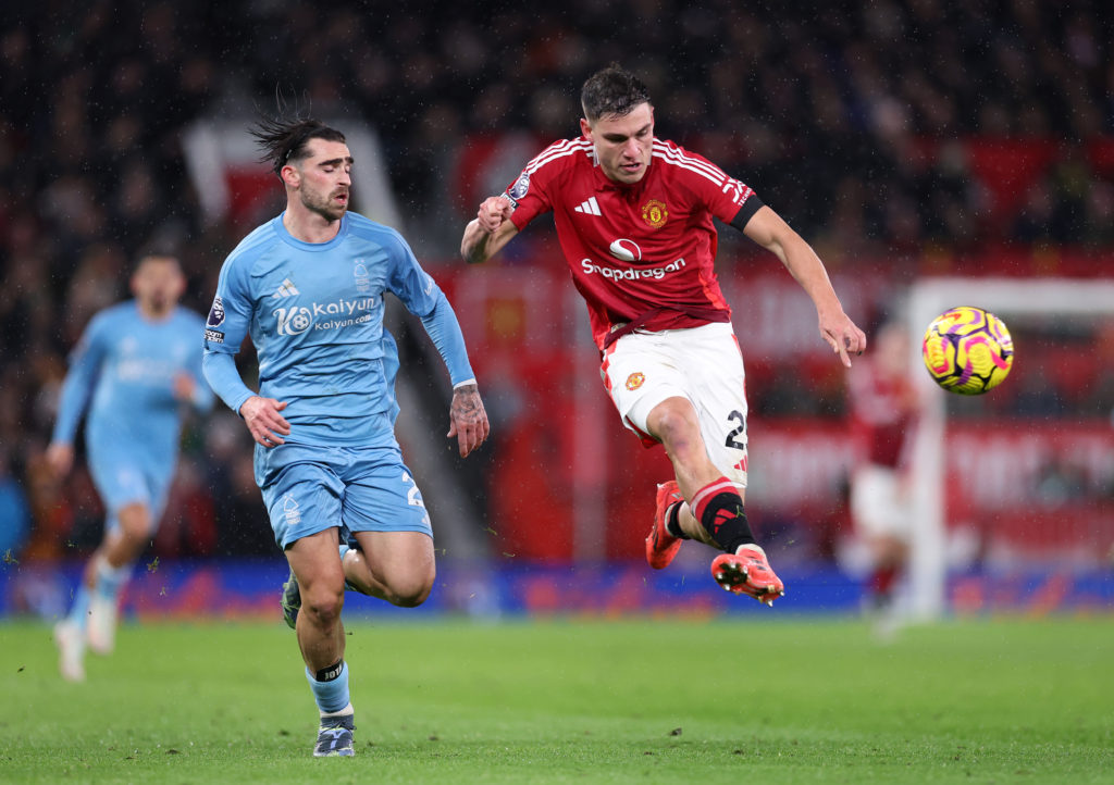 Manuel Ugarte de Manchester United joue le ballon devant Jota Silva de Nottingham Forest lors du match de Premier League entre Manchester Unite...