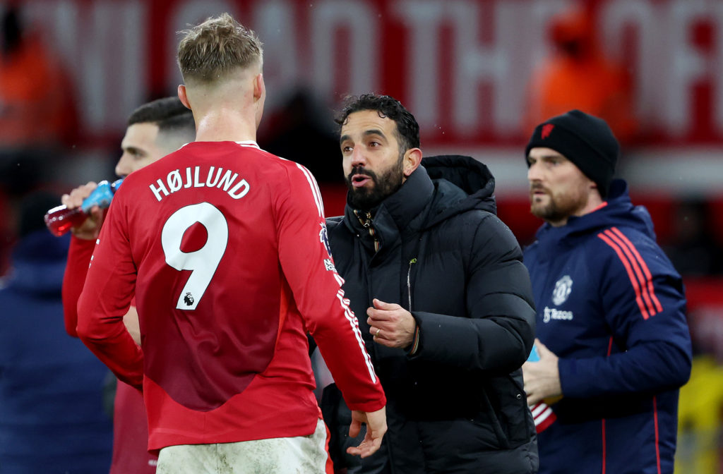 Ruben Amorim, entraîneur-chef de Manchester United, s'entretient avec Rasmus Hojlund de Manchester United lors du match de Premier League entre Manchester U...