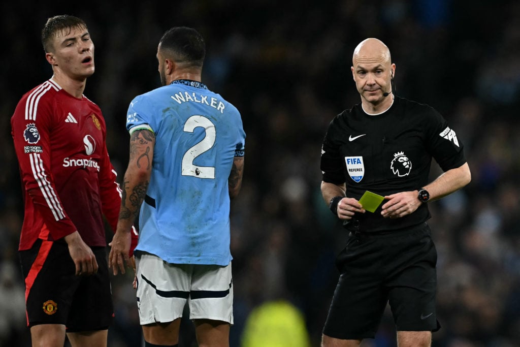 Anthony Taylor alongside Rasmus Hojlund and Kyle Walker