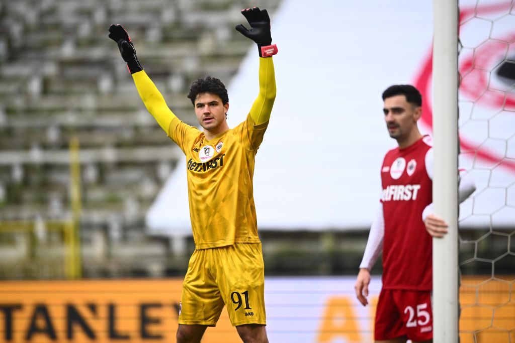 Royal Antwerp goalkeeper Senne Lammens in action against KRC Genk.