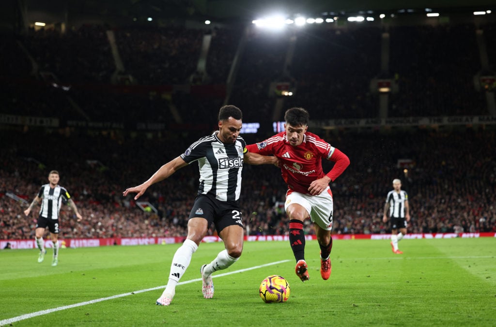 Manchester United's Argentinian defender #06 Lisandro Martinez (R) vies with Newcastle United's English midfielder #23 Jacob Murphy during the Engl...