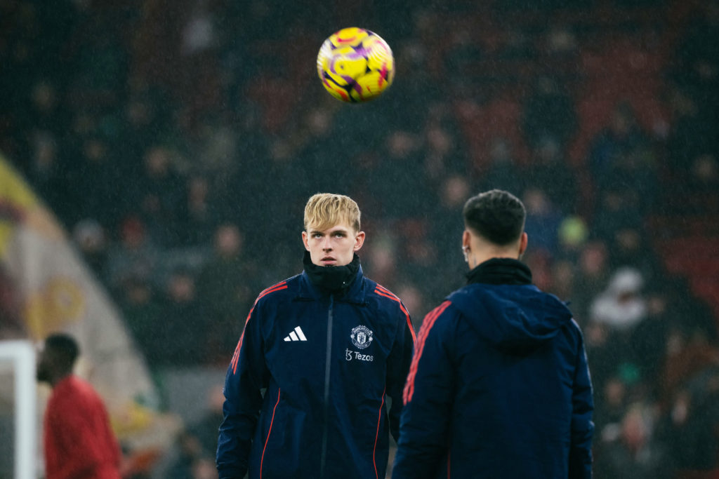 Toby Collyer de Manchester United s'échauffe avant le match de Premier League entre le Liverpool FC et le Manchester United FC à Anfield le 5 janvier...